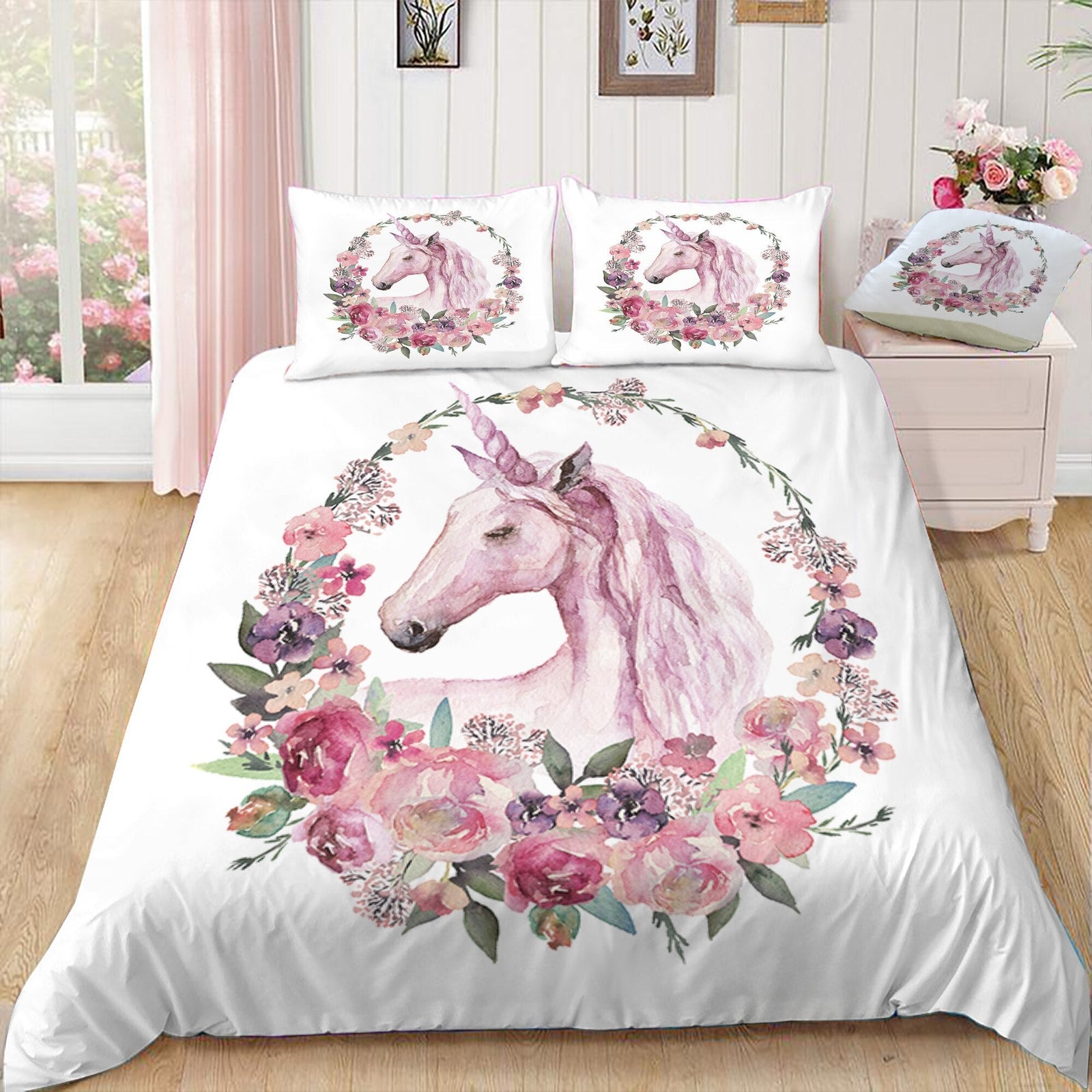 Housse De Couette Blanche Licorne Entourée De Fleurs